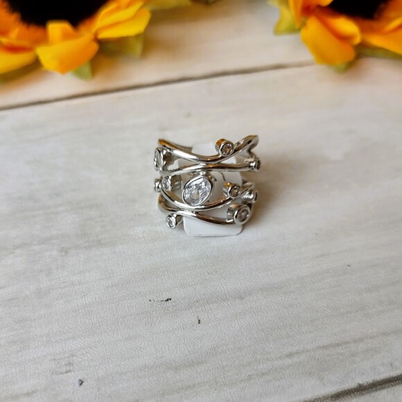 New Silver Tone Intertwined Ring w/Circle Rhinestones Size 5 Hypoallergenic - Picture 4 of 5